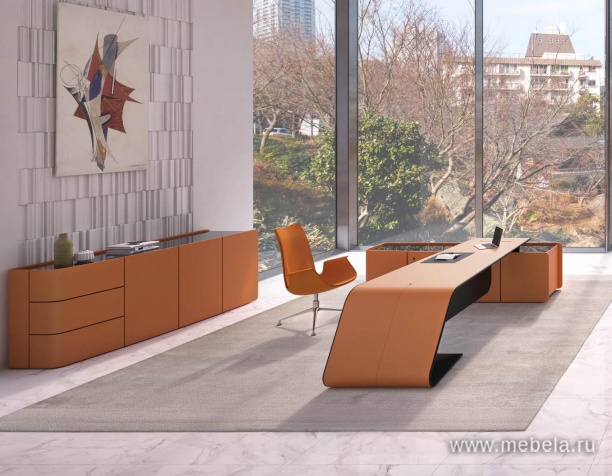 Греденция с 4 дверями и стекляным топом