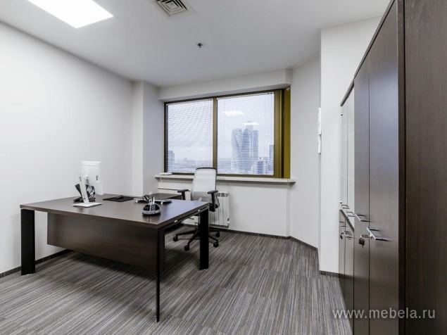 Стол руководителя (черные опоры)