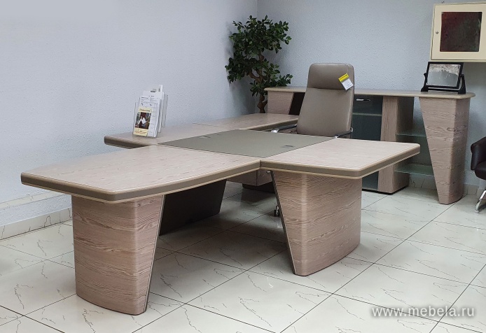 Офисный шкаф низкий с глухими фасадами