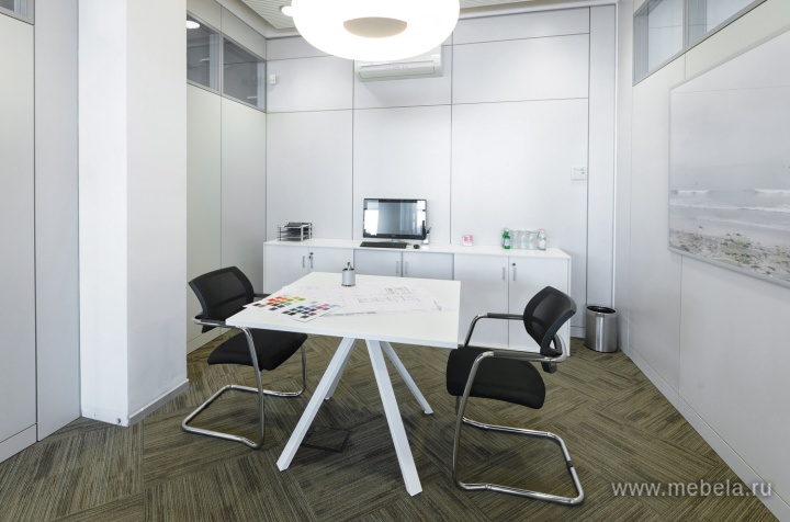 Стол переговоров (белые опоры)