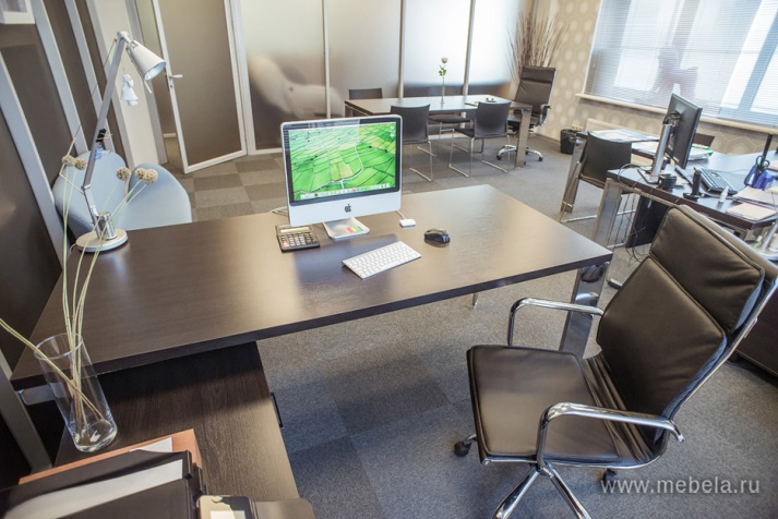 Стол руководителя (черные опоры)