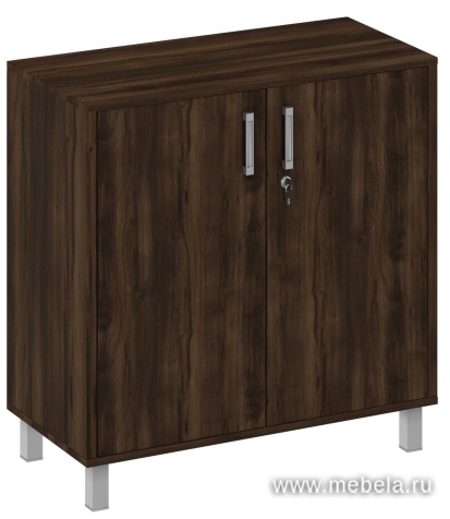 Офисный шкаф низкий, широкий, глухие двери с замком