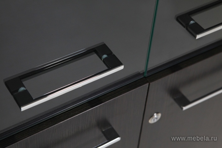 Стол руководителя (черные опоры)