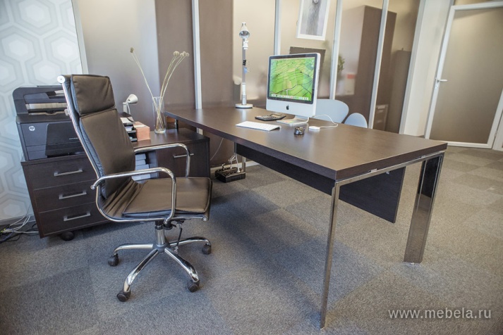 Стол руководителя (черные опоры)