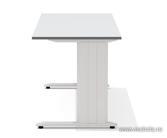 Стол прямой на металлокаркасе