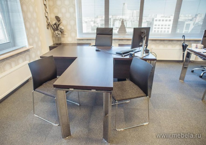 Стол руководителя (черные опоры)