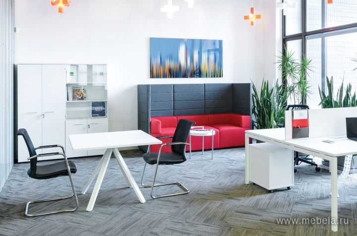 Стол переговоров (белые опоры)